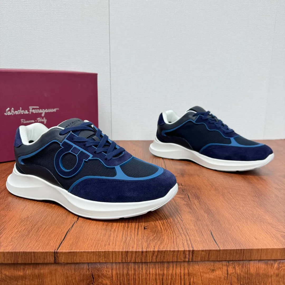 [Ferragamo] Top P: 720💰 Size: 39~44 (38 45 custom-made, non-returnable) Ferragam/Ferragamo Cancini buckle men's low-top casual shoes Spring and summer official website synchronized new thick-soled versatile sports shoes for men This urban-style casual shoe boldly combines a variety of fabrics, cleverly using high-tech mesh fabrics and smooth leather to create a unique high-end look, with side dropouts Cancini buckle, padded collar and tongue, and eye-catching lightweight rubber sole make the design even more sophisticated! The perfect blend of style and comfort. , the shoe body is outlined with exquisite lines, embellished with iconic elements, and equipped with comfortable sole technology to boost your pace. Whether you are walking on the street or exercising, you can show your extraordinary charm. .